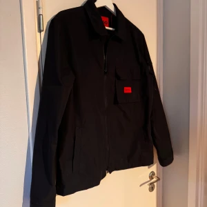 Hugo boss overshirt  - Hej! Jag säljer min Hugo boss overshirt pga att den inte används längre och bara hänger i min garderob!