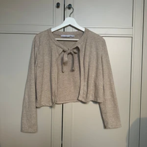 Kofta med snörning / rosett - Söt kofta från Lager 157 som man knyter ihop istället för knappar 🤍