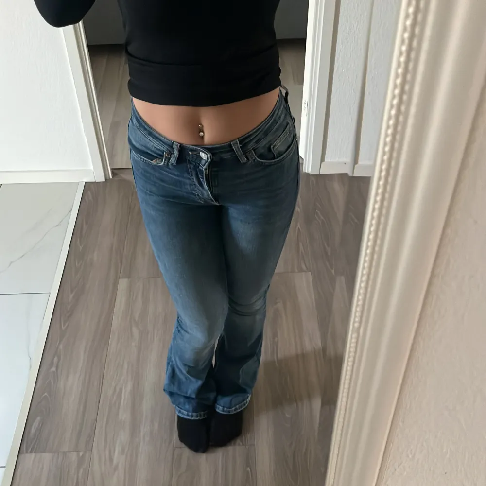 Säljer dessa fina Zara jeans (middwaist) som ej kommer till användning 💕 dom är lite långa för mig, vilket gjort att jag gått på dom och de blivit lite slitna 💗. Jeans & Byxor.