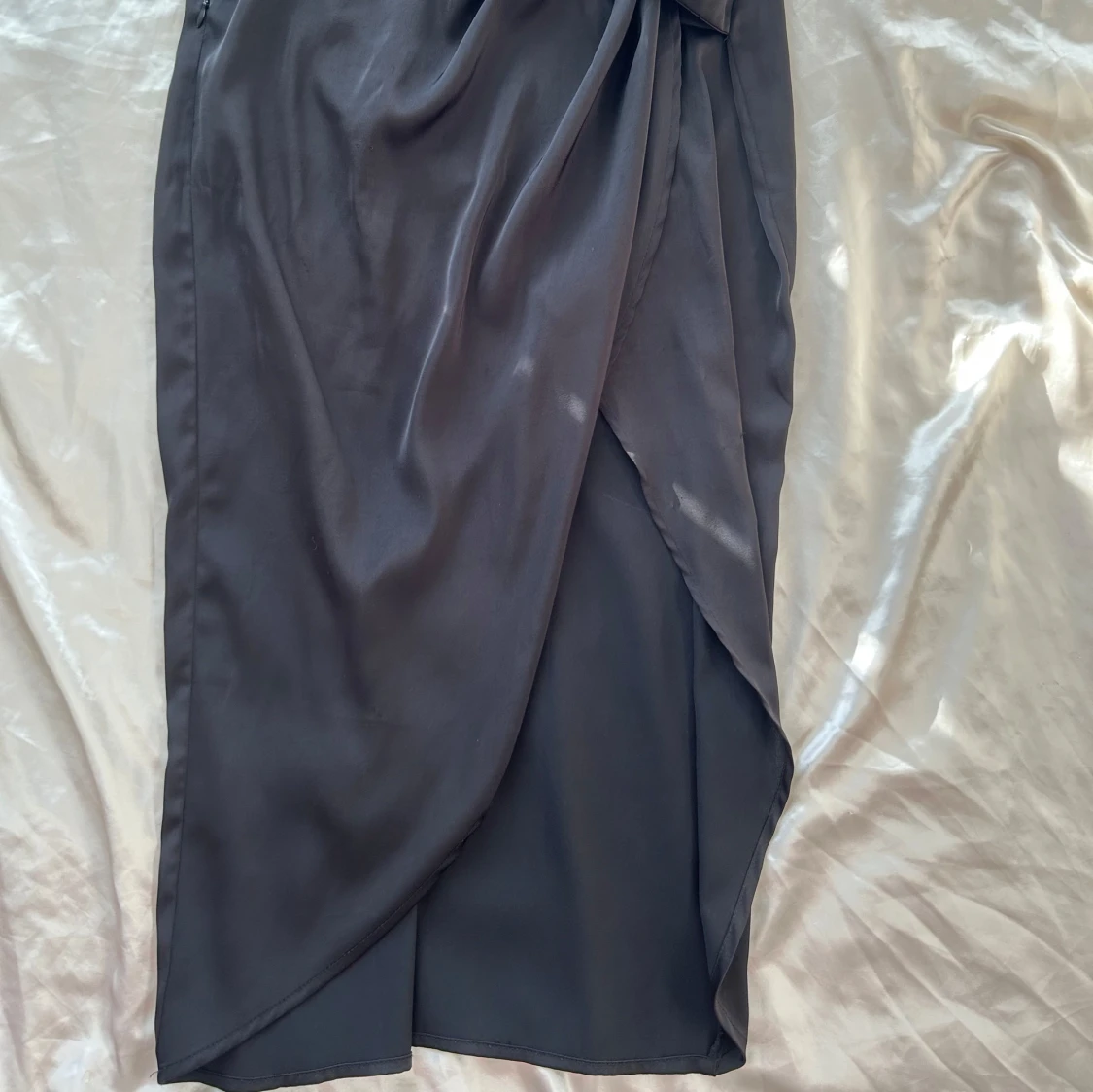 Svart omlottkjol med knytband - 90