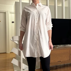 Långskjorta  - Vit långskjorta från selected femme i strl 34 med trekvartslånga ärmar. Knappt använd i mycket bra skick. 