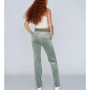 Juicy couture  - Har använt dem ganska många hånger men ser fortfarande bra ut skulle vilja sälja dem eller byta ut dem mot en svart eller grå.  ‼️‼️kan diskutera pris‼️