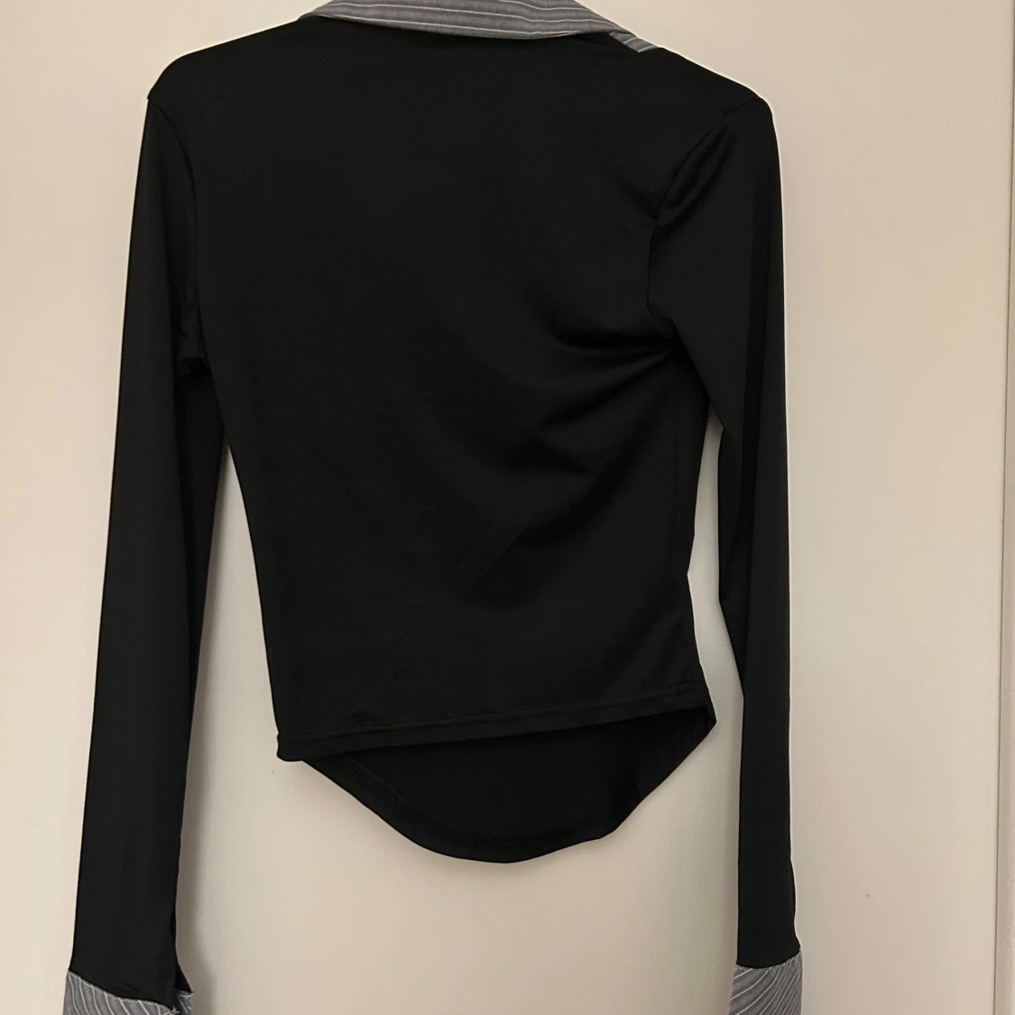 Svart långärmad topp med randig krage - 91