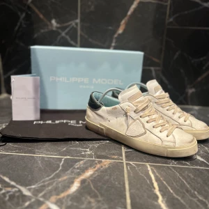 Philippe model 40 - Säljer dessa Philippe models i storlek 40, cod 8/10. Allt og ingår, bara höra av sig vid funderingar. 