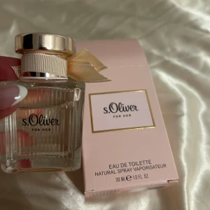 s.Oliver For Her  - Säljer en elegant och feminin parfym från s.Oliver. Doften är perfekt för vardagsbruk och kommer i en 30 ml flaska. Parfymen är nästan full och knappt använd. 
