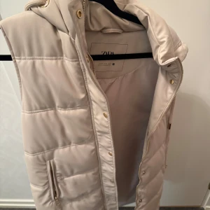 Zara väst  - Beige zara väst aldrig använd💕