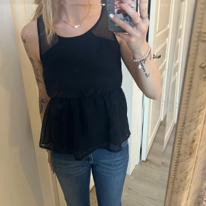 Svart Topp - En svart topp från Vero Moda i storlek S (passar även mig med M). Toppen är i ett lätt material och öppen i ryggen. Toppens skick är som nytt då den är oanvänd. Kontakta mig för fler bilder eller frågor!!💗💗☺️