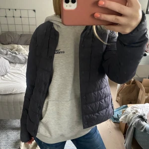 Uniqlo jacka - Super fin grå/blå uniqlo jacka i storlek s💗 