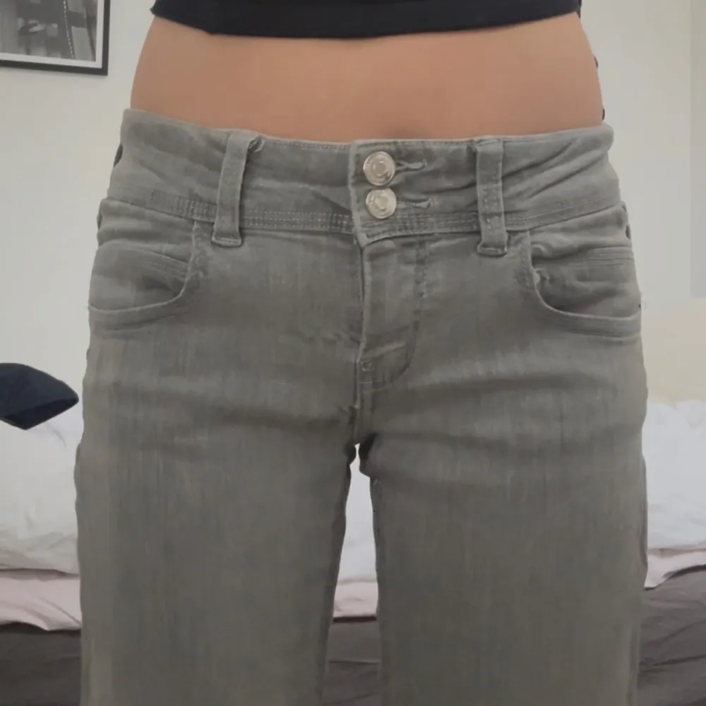 Säljer ett par snygga low waist bootcut gråa jeans från Gina Tricot i storlek 152. Jeansen har små bucklor framtill som knappt är synliga (sista bilden).  Annars bra skick. 💞. Jeans & Byxor.