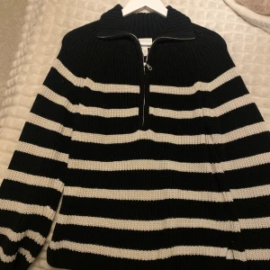 Längre stickad tröja - Längre stickad tröja från hm, har två slitsar på sidan 