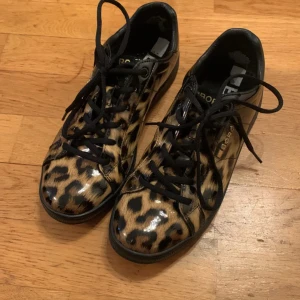 Leopard skor - Snygga leopardmönstrade sneakers från Björn Borg i glansigt material. De har svarta snören och en bekväm sula. Perfekta för att ge din outfit en cool touch! 🐆Inte änvöndå så mycket då i bra skick! Pris kan diskuteras 💗