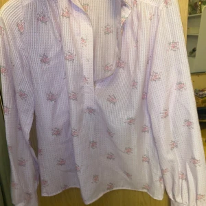Fin blus  - Fin rosa blommig blus, köpte begagnad och aldrig använd av mig men jättebra skick💗 skriv för mer bilder