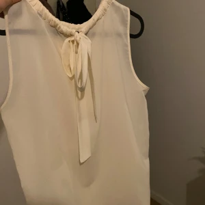 Vit blus/linne - köpt för några år sen. Använd Max 10 gånger, mer vitgul i färgen än vit. 