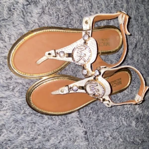 Sandaler  - Super fina MK sandaler men tyvärr för små, aldrig använt.