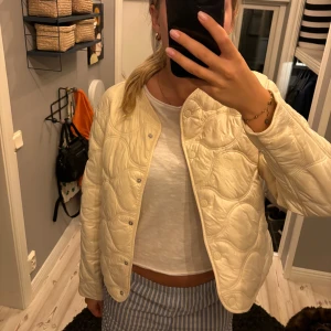 Höstjacka - Beige tunn dunjacka i bra skick!