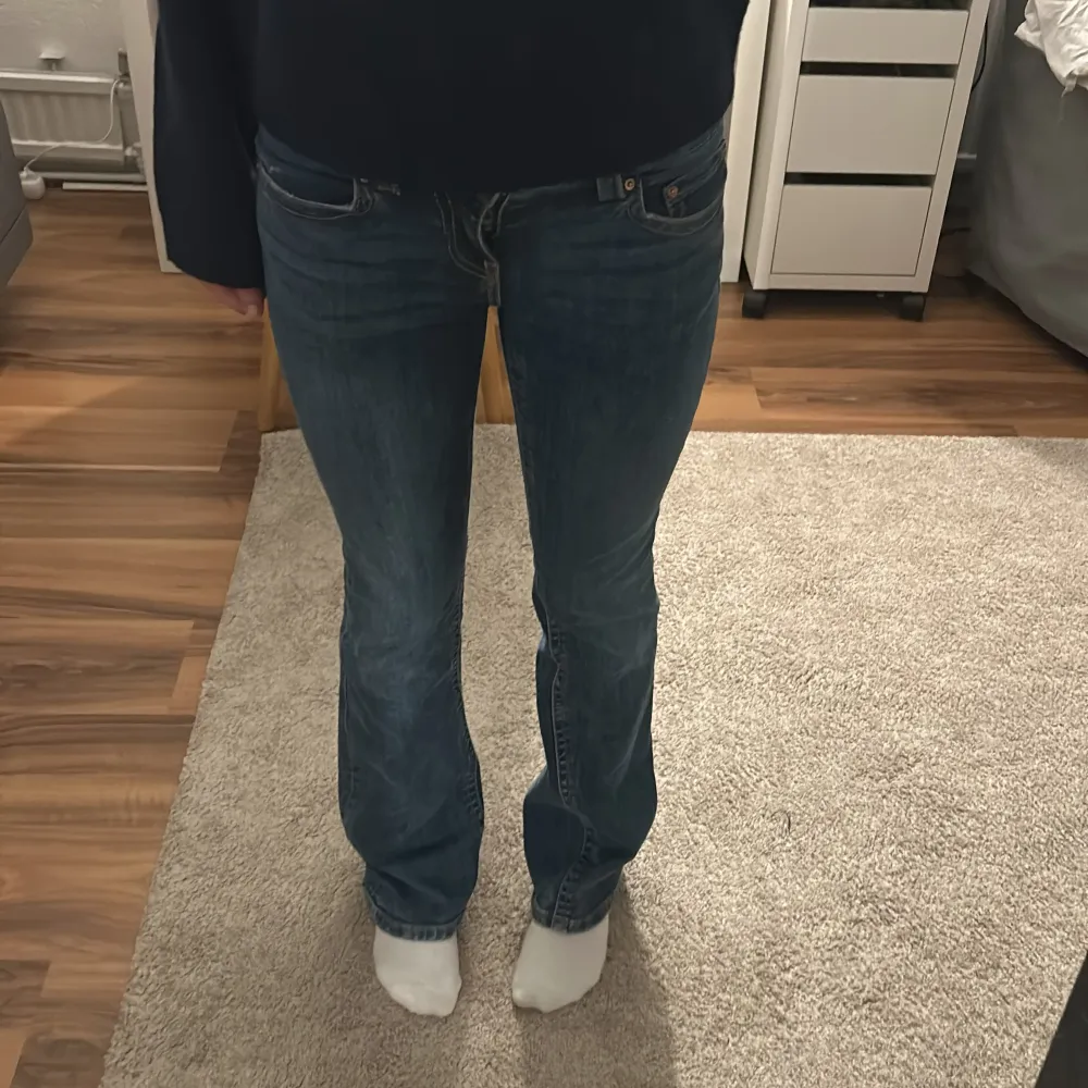 Jeans med lågmidja. Sitter ganska tajt mot midian men annars är dom väldigt fina. Jeans & Byxor.