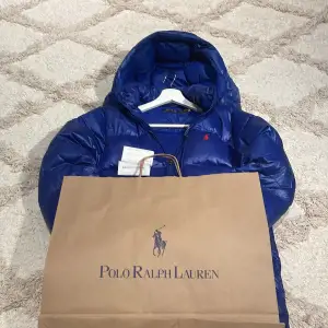 Tjenare! Säljer en riktig schysst och härlig Ralph Lauren vinterjacka i storleken XS-S. Jackan är nästan sprillans ny och har absolut INGA defekter. Kvitto och påse finns med. Hör gärna av er om ni undrar något! MVH Ludvig 😁.