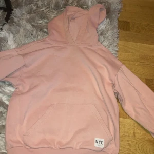 En rosa hoodie från NYC NEY YORK storlek 146-152 - Rosa,hoodie,146-152,skön