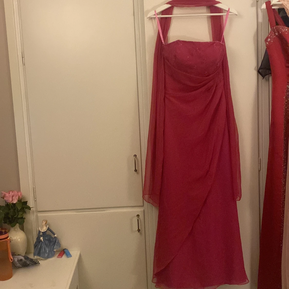 Rosa klänning med broderade detaljer