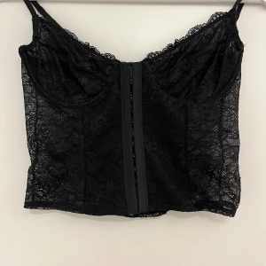 Svart korsett - Från NA-KD, använd en gång, Storlek 80B, stretchig, passar mig som är s/xs Nypris: 299kr Mitt pris: 150 + frakt