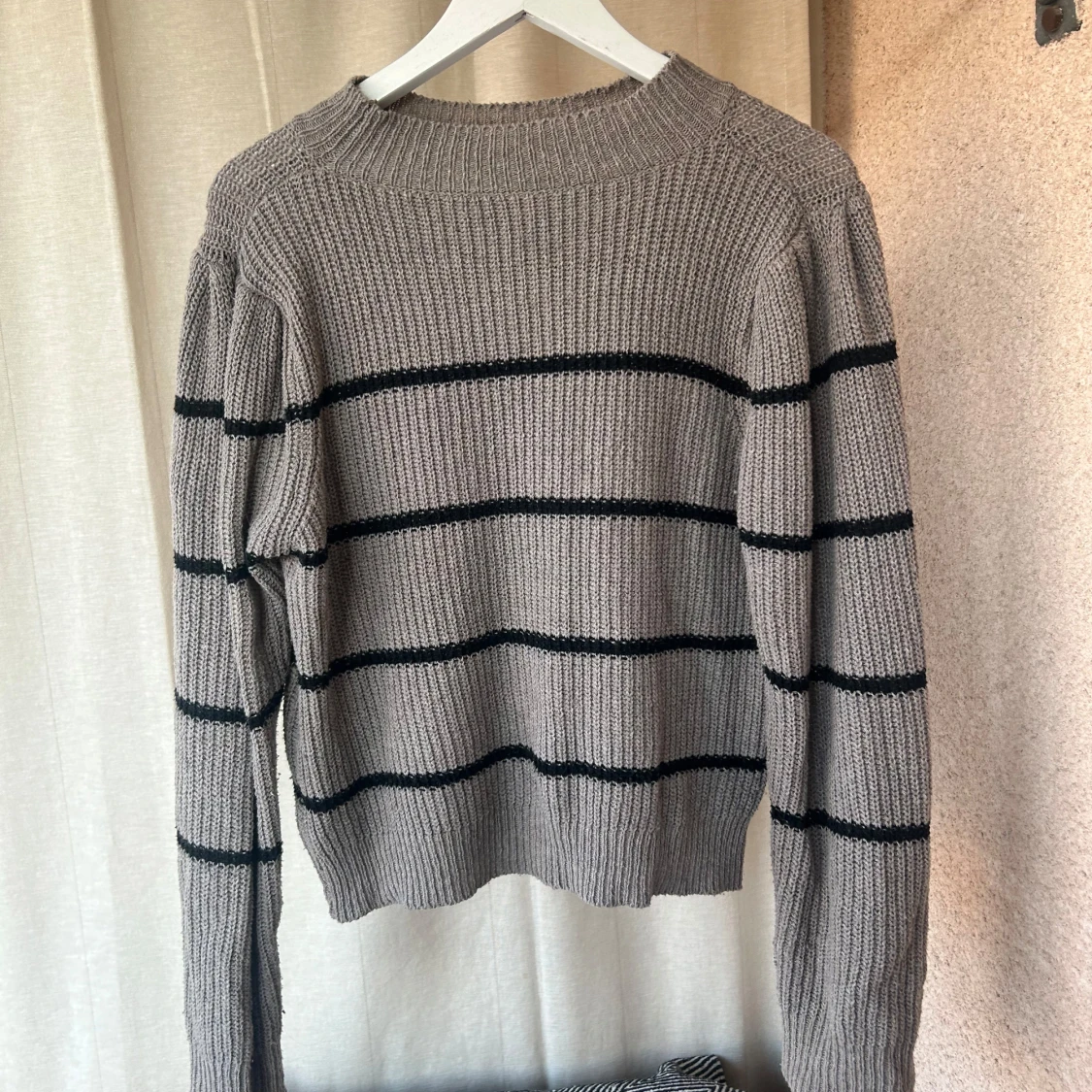 Randig stickad tröja