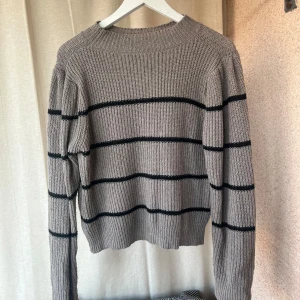 Randig stickad tröja - Stickad tröja i fint skick. Passar xs/s. Grå/svart