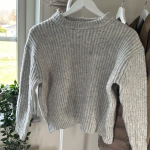 Stickad tröja - En fin stickad tröja som tyvvär krymt lite i tvätten😅 Den sitter som en XS!! En defekt på den, en liten fläck på framsidan av tröjan❤️
