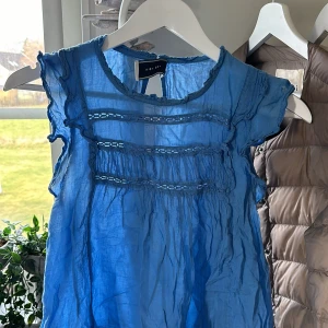 Blå topp - En Neo Noir topp jag köpte för något år sedan som jag aldrig andvänt, har lånat ut till kompisarca 2 ggr!❤️  Nypris ca 600kr