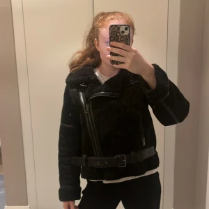 Vinterjacka Zara - En svart varm vinterjacka från Zara. Jättebra skick och perfekt till vintern!