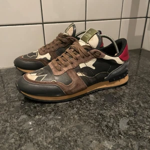 Valentino Rockrunners - Otroligt snygga Valentino Rockrunners i stolek 40. Skicket syns på bilderna. Hör av er vid frågor eller funderingar!🤩