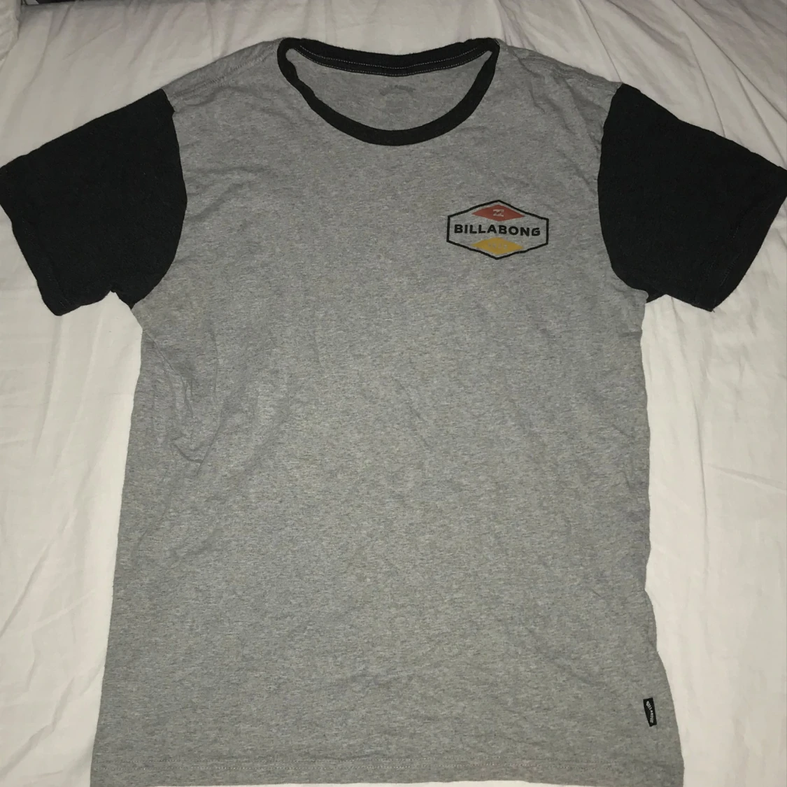 Grå och svart t-shirt från Billabong