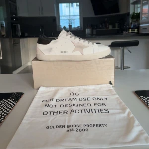 Golden goose skor - Säljer dessa feta golden goose skorna som endast är använda en gång. Skick 10/10. Qr kod, låda och inplastningen följer med. Hör av dig vid frågor. Pris kan diskuteras vid snabb affär.
