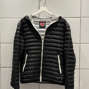 Colmar Jacka  - Säljer denna riktigt snygga colmar jacka i storlek M. Det är en dunjacka som är perfekt nu till hösten. Skick ungefär 7/10 efter som att det är två små hål vid högra armbågen(ser de på bild 4). PRISET ÄR INTE HUGGET I STEN!!