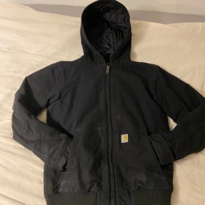 Carhartt duck active jacket - Storlek S men passar bra som M, använd under förra vintern men inte så använd ofta. Säljer den på grund av att jag inte har nån användning av den. Nypris cirka 2200kr