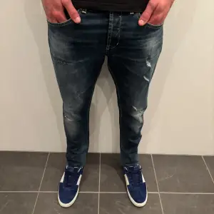 Dondup Jeans George! Trendigaste jeansen på marknaden.  Skick= 9,5/10  Ny pris= 4000 kr Säljs för= 1099 kr Modellen är destroyed från fabrik vilket är sjukt populärt 