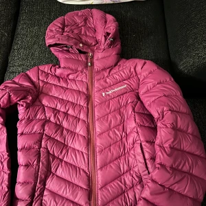 Peak performance jacka - Har använt den bara en gång, den ser helt oanvänd ut. Den va dock liten och passade inte i min storlek💞