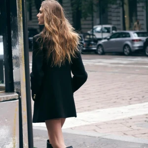 Zara kappa i nyskick - Svart jacka köptes på Zara Hamngatan i höstas. Använd 3-4 gånger. Storlek S. Regular fit. Enkelknäppt.   Nypris 1000kr.