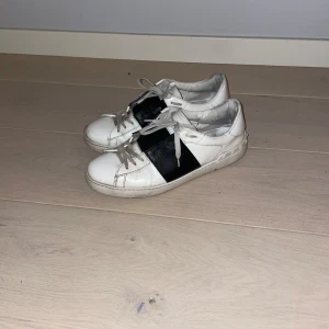 Valentino open - ag säljer ett par valentino open som är i bra skick men innersulan är lite sliten, storlek 43, kvitto medföljer om man vill