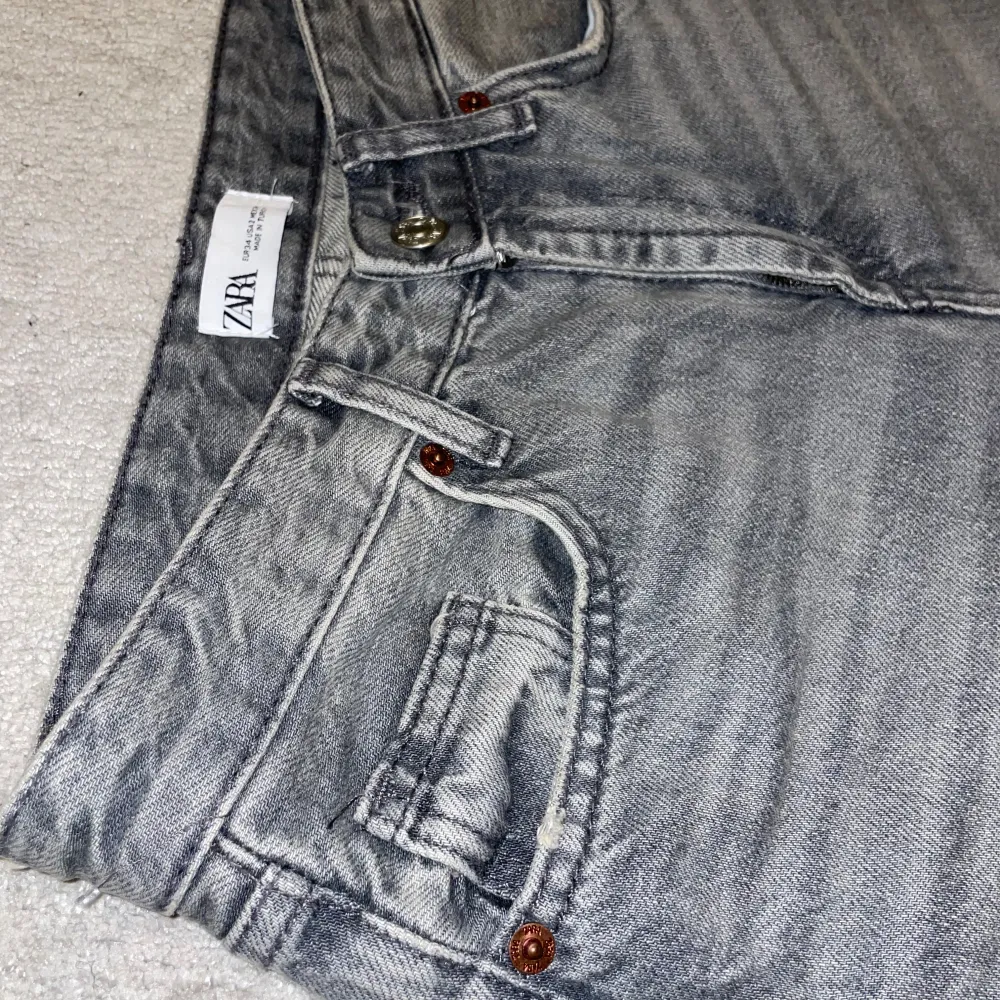 Säljer ett par snygga grå jeans från Zara. Dem är midwaist och är lite vidare längst ner. Långa och passar bra på mig som är 174. Knappt använda fler än 2 gånger.. Jeans & Byxor.