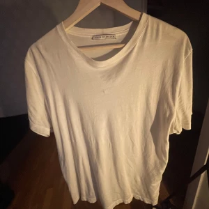 Vit t-shirt från tiger of Sweden - Säljer en klassisk vit t-shirt från Tiger of Sweden. Den är i nyskick och perfekt för sommaren. T-shirten har en normal passform och är kortärmad, vilket gör den superbekväm och lätt att matcha med allt. Perfekt basplagg för garderoben!