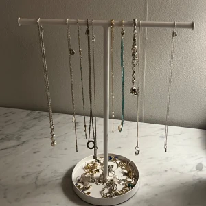 Smyckesställ💕 - Praktiskt smyckesställ i vit metall, perfekt för att hänga halsband och armband och få plats med örhängen och ringar! Utmärkt för att organisera och visa upp dina smycken❤️‍🔥I nyskick🥰