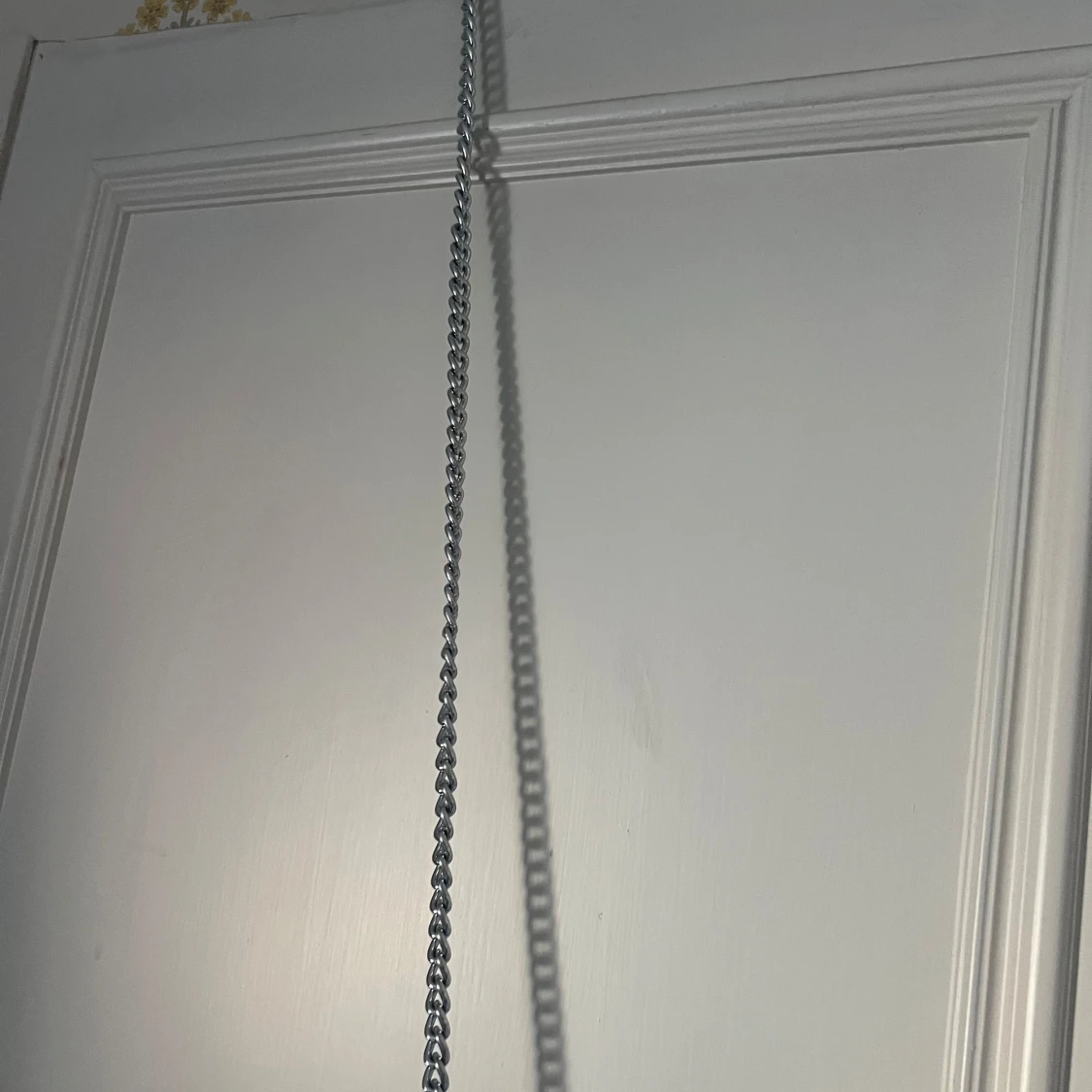 Svart quiltad axelväska med stjärndetalj - 1