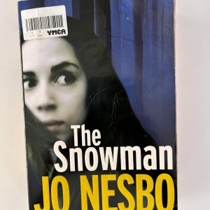 The Snowman - Säljer boken 'The Snowman' av Jo Nesbo, översatt från norska av Don Bartlett. En spännande kriminalroman där Harry Hole utreder mystiska försvinnanden kopplade till en seriemördare. Perfekt för dig som gillar nervkittlande läsning!
