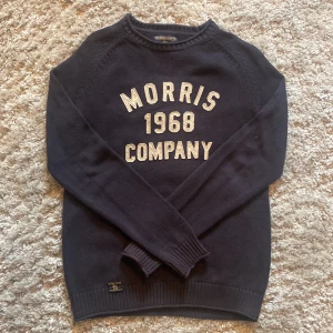 Morris tröja - Riktigt snygg mörkblå tröja från Morris i storlek small den är i fint skick 9/10 och passar bra till allt. Nypris ~ 1500 Mitt pris: 350kr skriv gärna över frågor och funderingar, priset kan diskuteras.