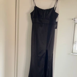Bal-klänning - Oanvänd bal-klänning med slits!