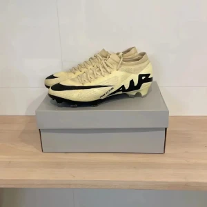 Nike fotbollsskor - Feta Nike fotbollsskor. Använda ca 4 gånger. 9/10 skick så näst inpå oanvända. Köpta för 1799kr. Påse medföljer ej, hör av dig vid minsta funderingar🤝