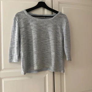 Ljusblå stickad tröja från Seppälä Woman - Säljer en ljusblå stickad tröja från Seppälä Woman. Tröjan har trekvartsärmar och en rund halsringning