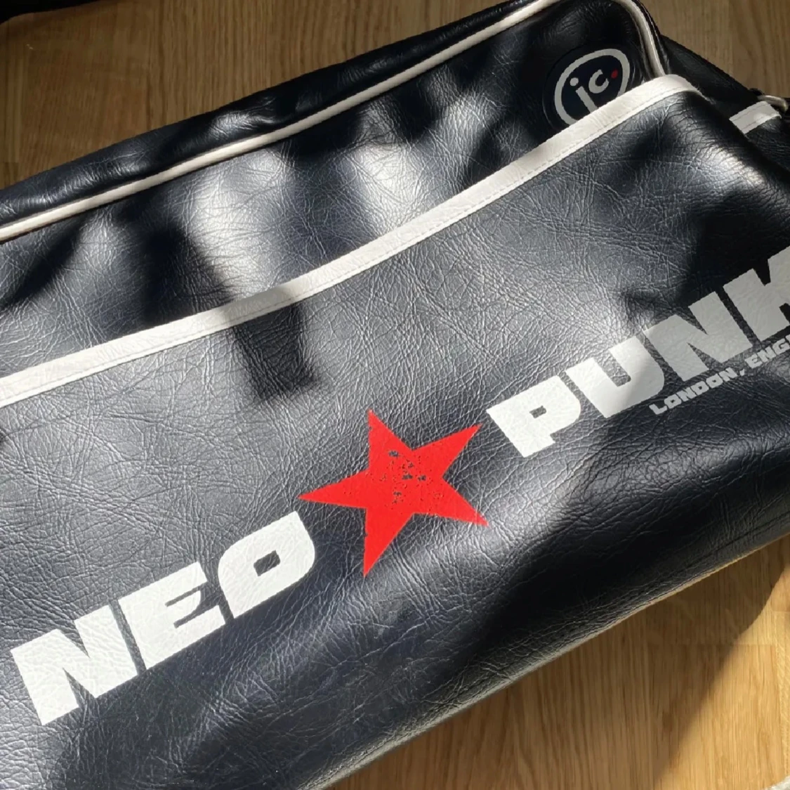 Svart axelväska med Neo Punk-tryck - 2