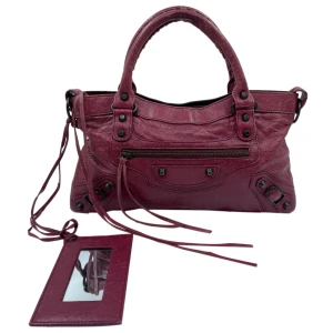 Balenciaga väska  - säljer min super fina älskade balenciaga väska. 34cm bred o 22cm hög. Den är äkta och har bevis på vestair där jag köpte den💕köpt för 9000, enda defekter när att spegeln ramlat av men har kvar den så det går att fixa så den sitter på igen. Kontakta privat för mer info