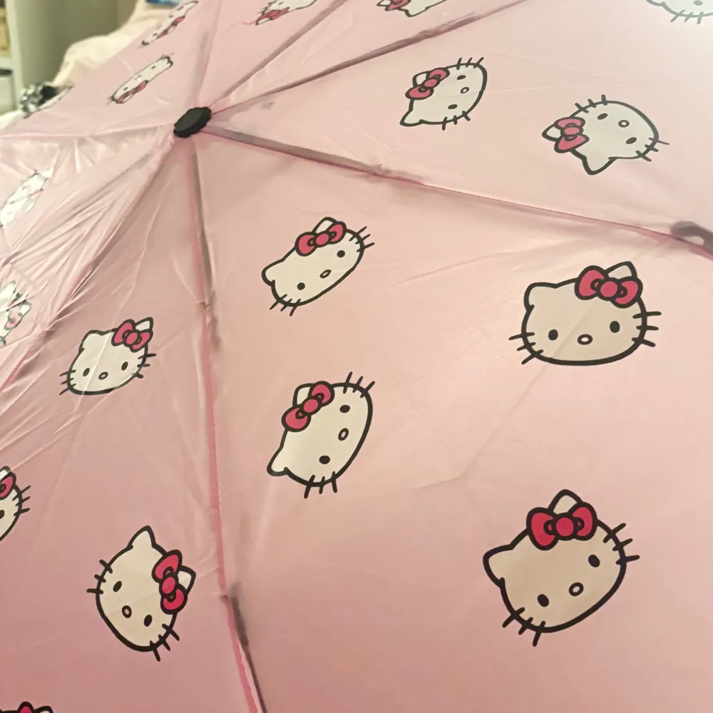 Sött rosa paraply med ett charmigt Hello Kitty-mönster. Den är stor, inte barn storlek!. Asusteet.